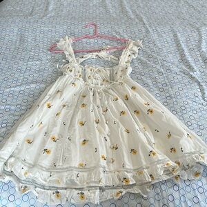 Super cute spring/summer dress🌼🌻. Like new, worn just a single time.